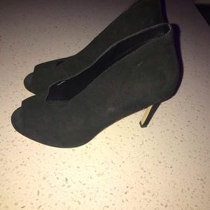 Pelle Moda black peep toe heels